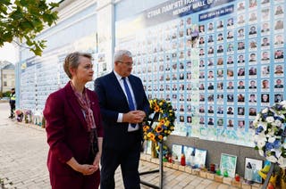 Sybiga and Cooper visit the reminder wall of The Fallen For Ukraine,